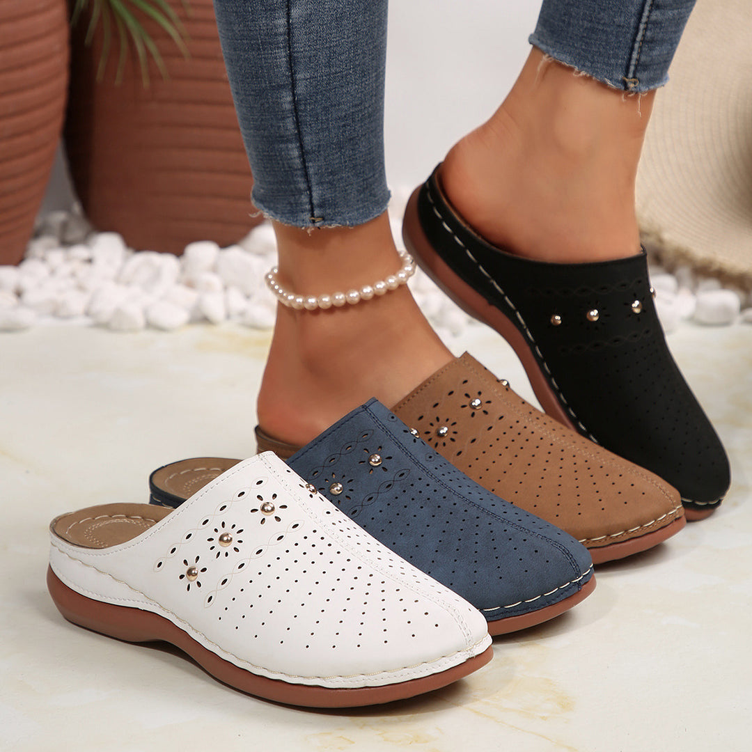 Damen  gepolsterte Mule-Pantoletten mit feiner Laserperforation, dekorativen Nieten und ergonomischer Memory-Innensohle EB