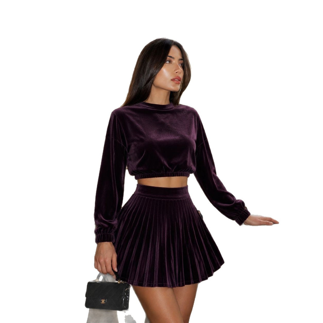 Damen Samt-Cropped Sweater mit Ballonärmeln und Plissee-Minirock Eichborn Berlin