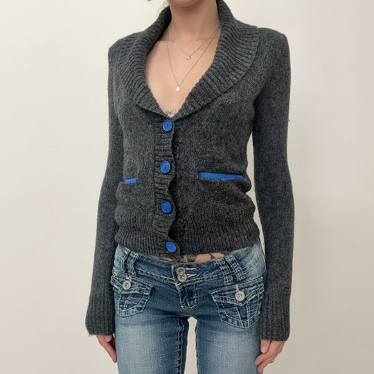 Damen nan kurze Strickjacke mit Schalkragen, Zierknopfleiste und kontrastierenden Taschenpaspeln EB