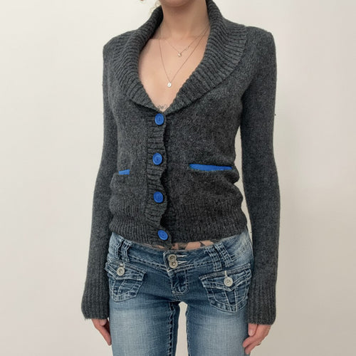 Damen nan kurze Strickjacke mit Schalkragen, Zierknopfleiste und kontrastierenden Taschenpaspeln EB