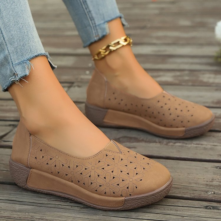 Damen bequeme Slipper mit luftiger Blumenstanzung EB