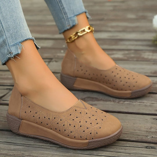Damen bequeme Slipper mit luftiger Blumenstanzung EB
