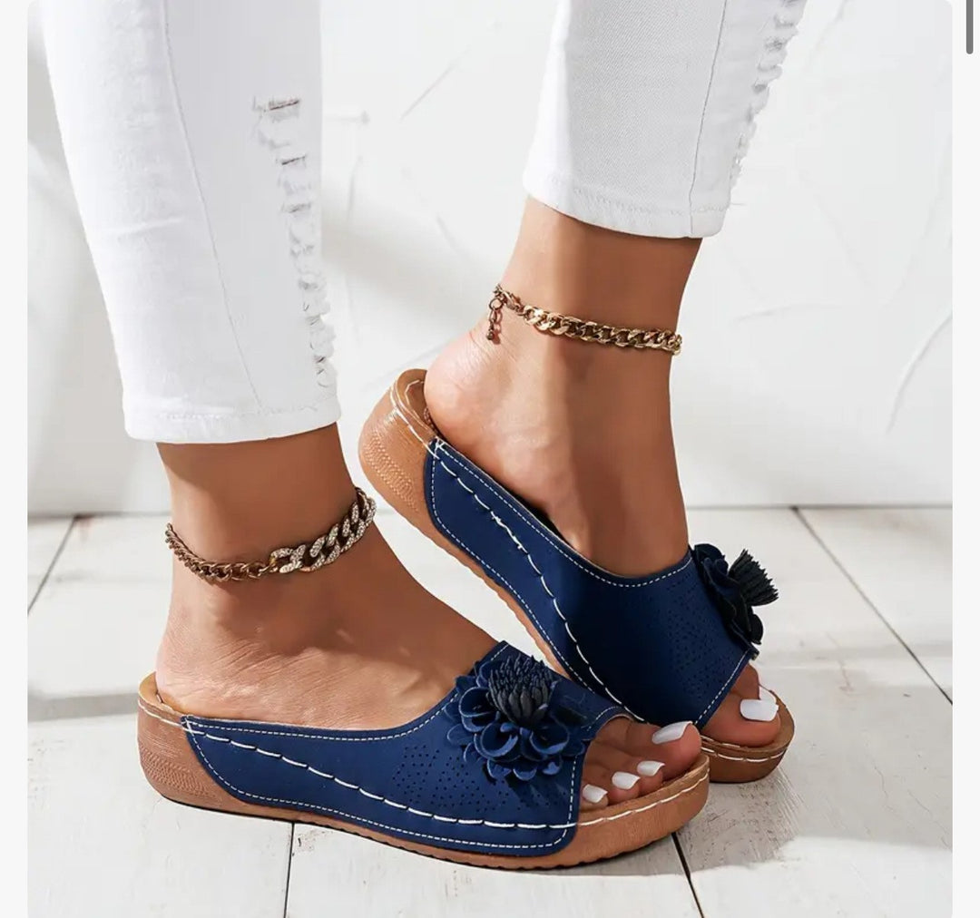 Damen Pantolette mit modischer Perforation und eleganter Blumenapplikation EB