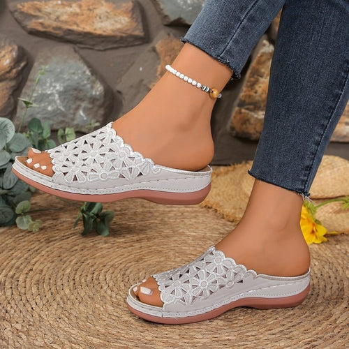 Damen Komfortable Slip-On Sandalen mit filigranem Blumendesign EB