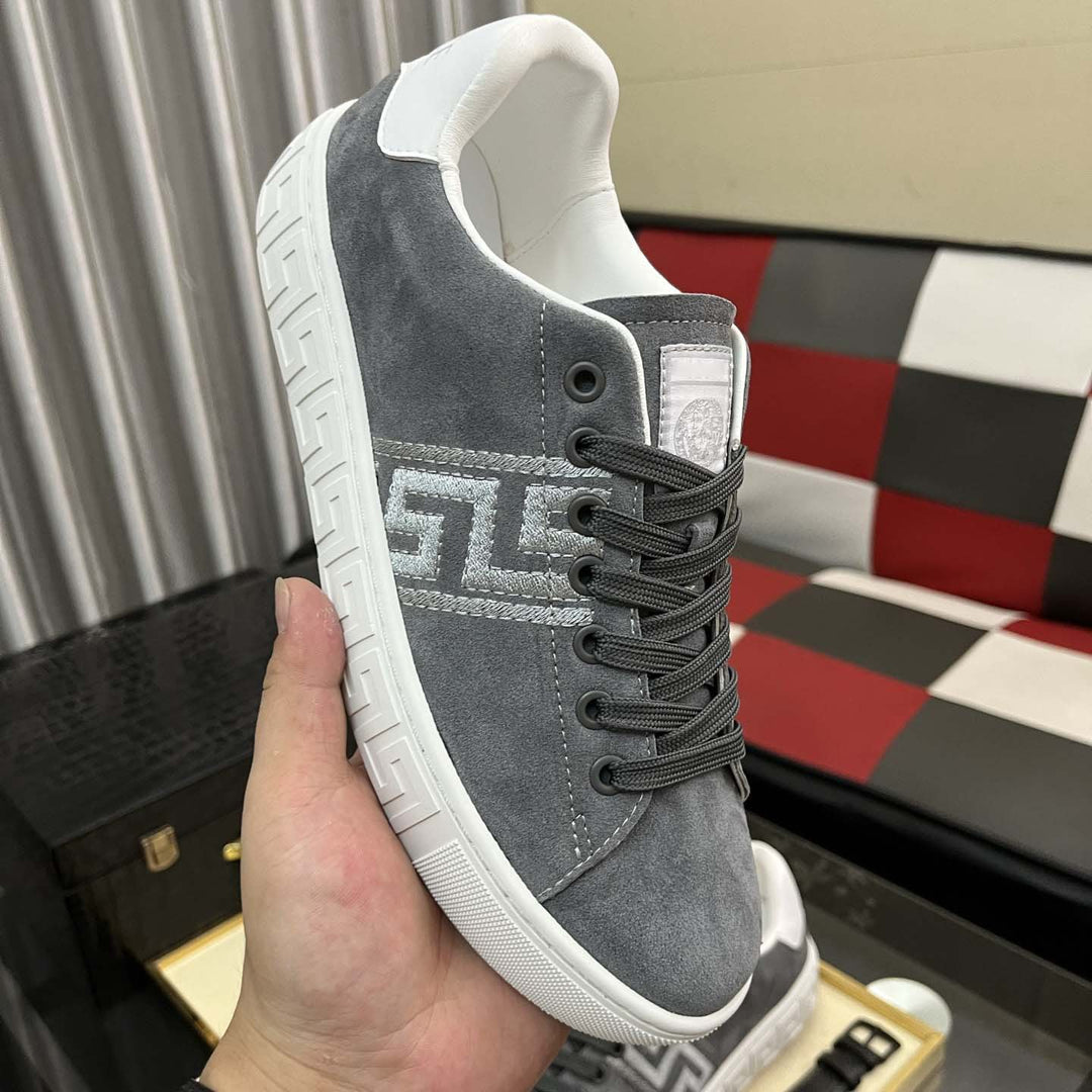 Damen Sneakers mit modischem Logo-Detail und rutschfester Laufsohle EB