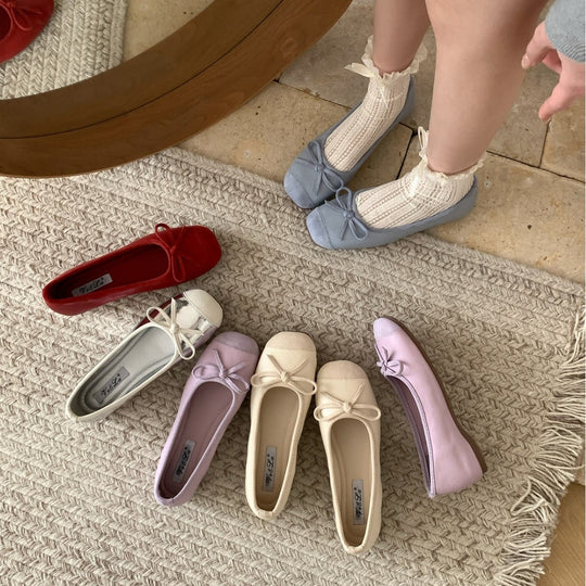 Damen Ballerina mit elegantem Rüschelement und metallischem Akzent EB