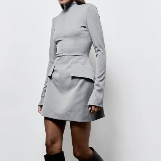 Damen nan tailliertes Minikleid mit Stehkragen Glockenärmeln und Peplum-Detail EB