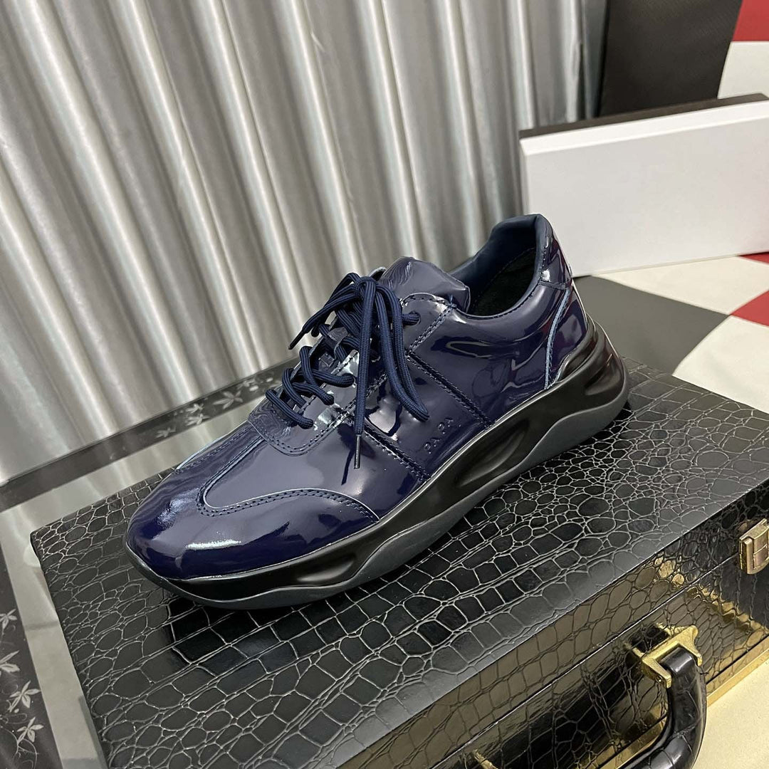 Damen Elegante Sneakers mit hochglänzender Oberfläche und dämpfender Laufsohle EB