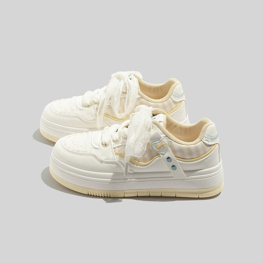 Damen Sneaker mit verspieltem Design und romantischen Spitzenakzenten EB