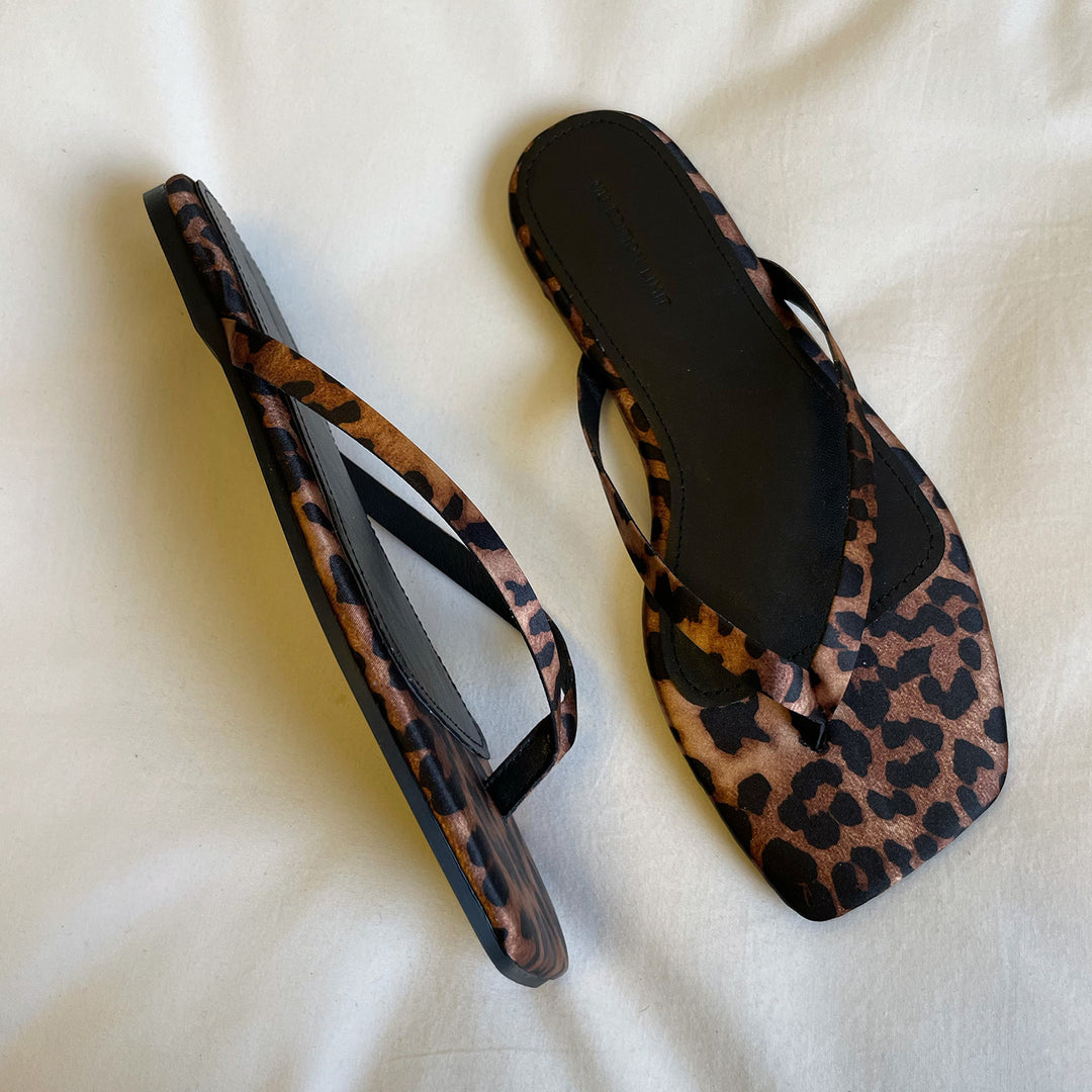 Damen Zehentrenner-Sandalen mit stilvollem Leopardenmuster und eleganten Riemen EB