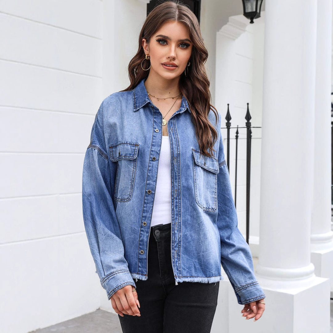 Damen Lässige Denim-Hemdjacke mit fransigen Bündchen und praktischen Taschen EB
