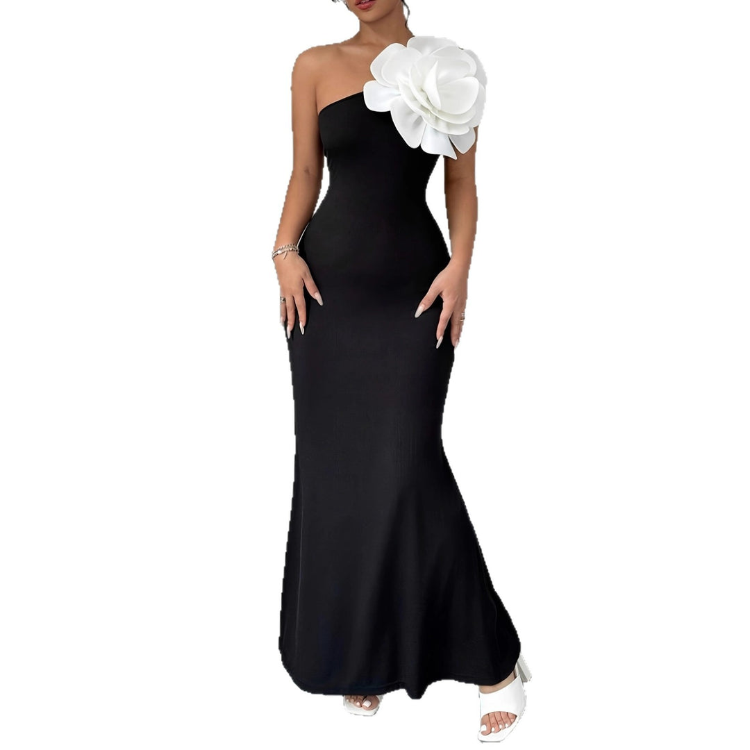 Damen figurbetontes Maxikleid mit asymmetrischem Design und dekorativer Blütenapplikation EB