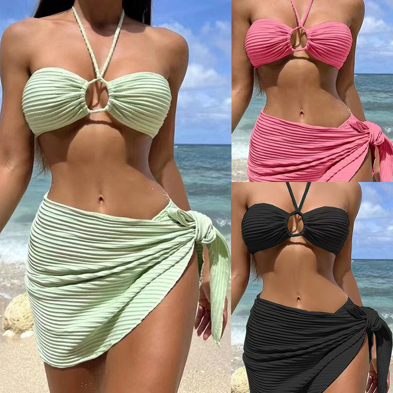 Damen Bandeau-Bikini mit dekorativem Ringdetail und modischem Wickelrock EB
