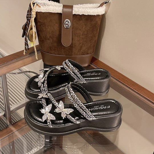 Damen glamouröse Riemensandalen mit funkelnden Schmetterlingsapplikationen EB