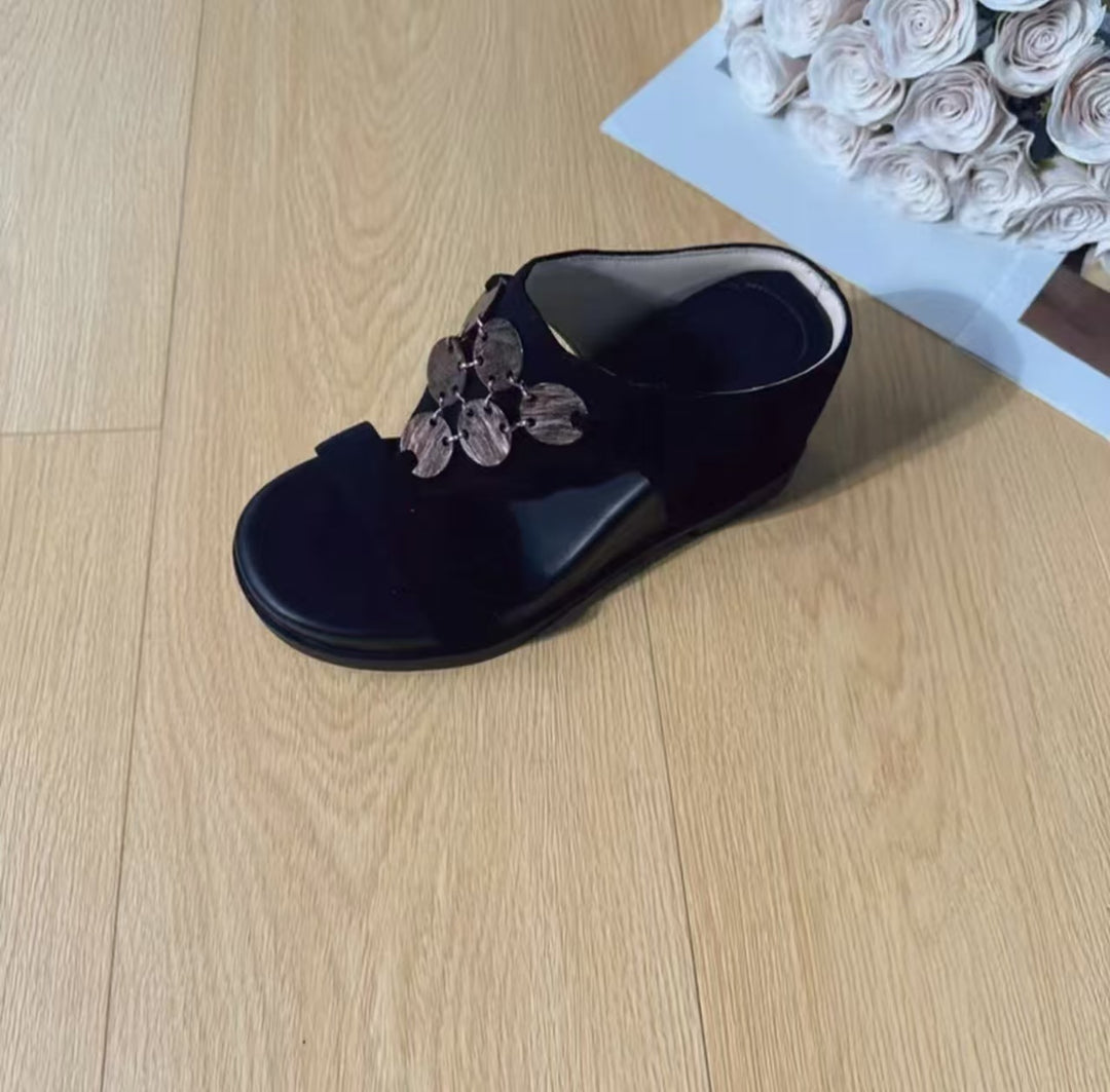 Damen elegante Keil-Pantoletten mit exklusiven Verzierungen EB