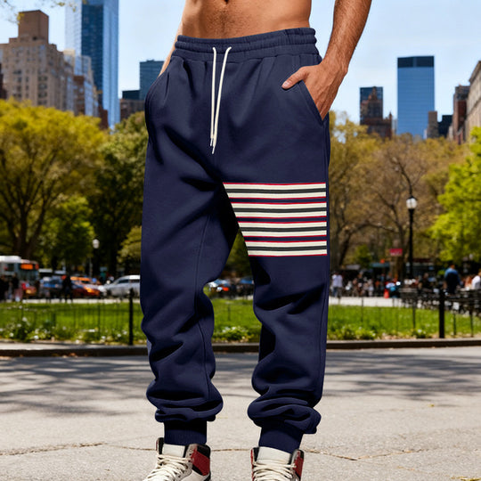 Herren Relaxed-Fit Jogginghose mit seitlicher Streifenapplikation, Kordelzug & gerippten Bündchen EB