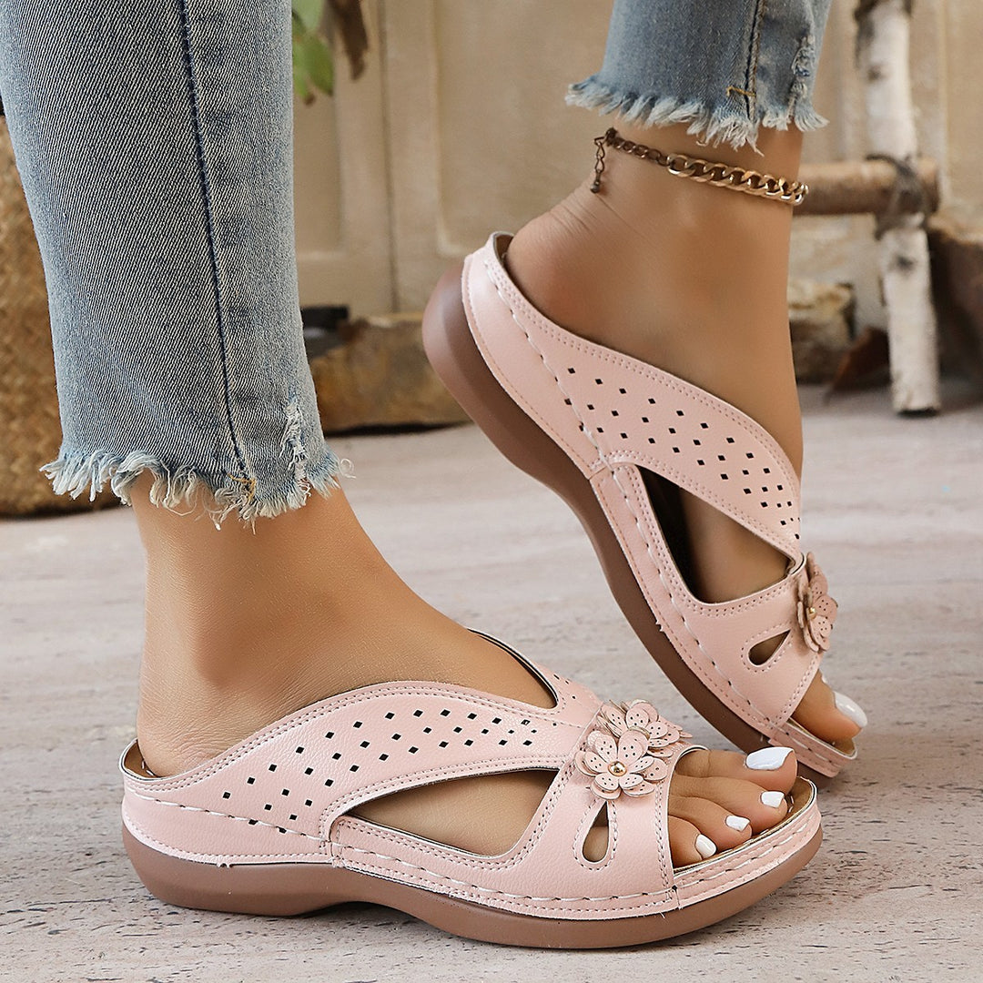 Damen Riemensandalen mit dekorativen Blumendetails und anatomischer Fußbettung EB