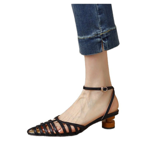 Damen Elegante und modische Sandaletten mit versetztem Riemendesign und komfortablem Absatz EB