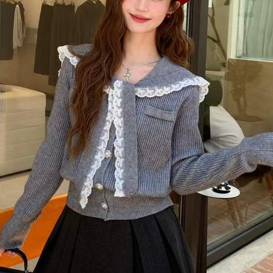 Damen Strickjacke mit Rüschen-Halsband und dekorativen Knöpfen EB