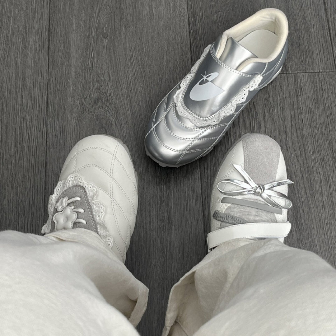 Damen Sneaker mit romantischem Spitzendetail und sportlichem Design EB