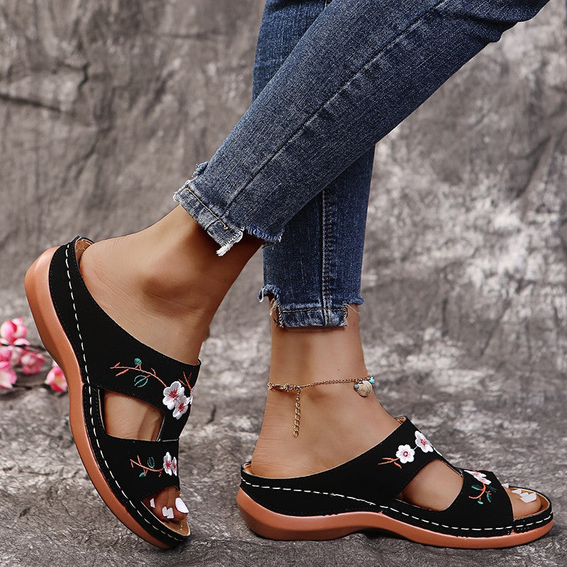 Damen Komfortable Riemensandalen mit floralem Stickdesign EB