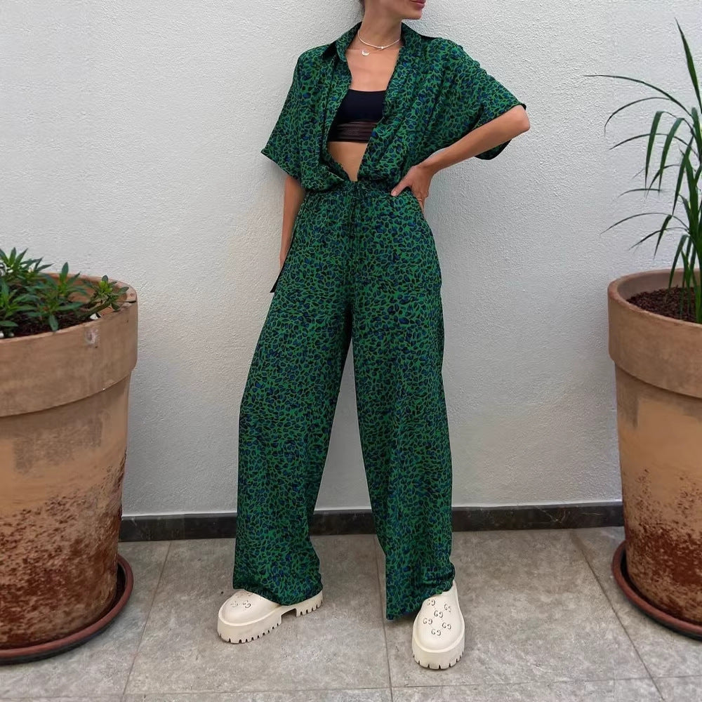 Damen zweiteiliges Safari-Print Loungewear-Set mit kurzärmeliger Hemdbluse und weitem hochgeschnittenen Palazzohose Eichborn Berlin