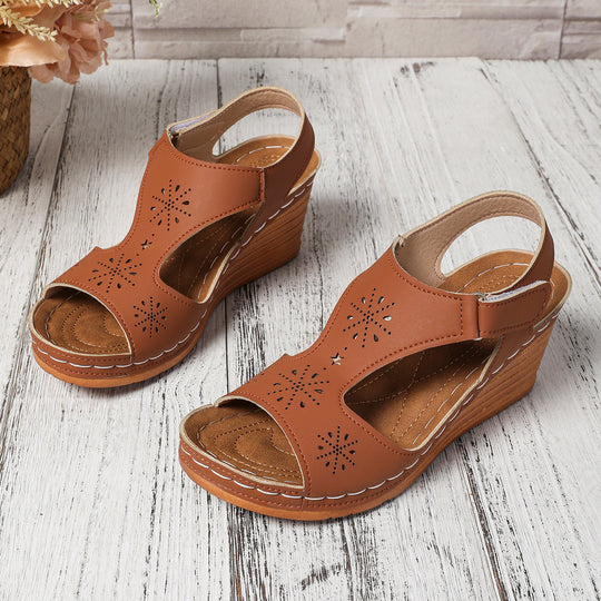 Damen Wedge-Sandalen mit luftigen Cut-Outs und verstellbarem Riemen EB