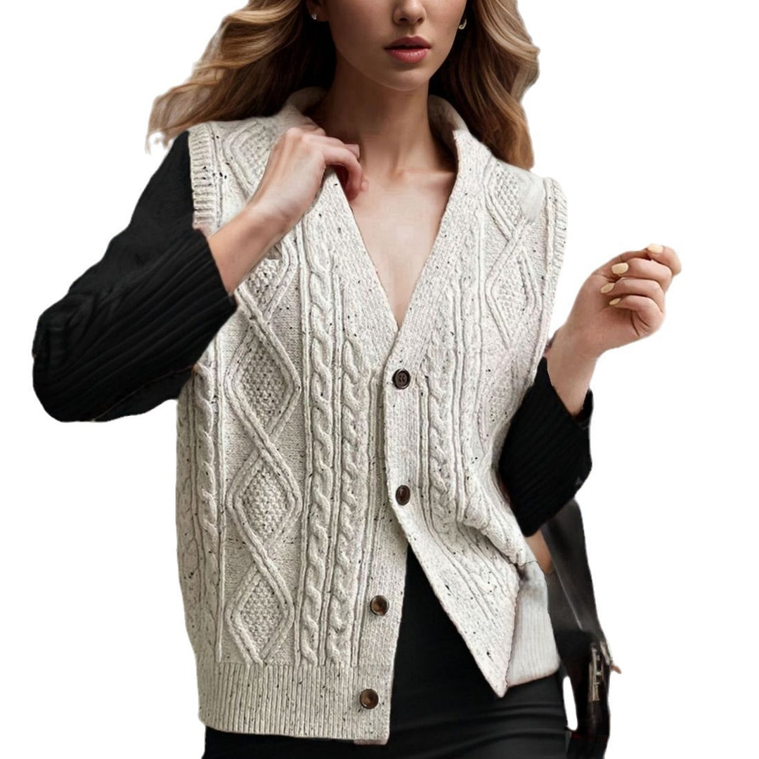Damen Strickweste mit kunstvollem Zopfmuster und Knopfdetails EB