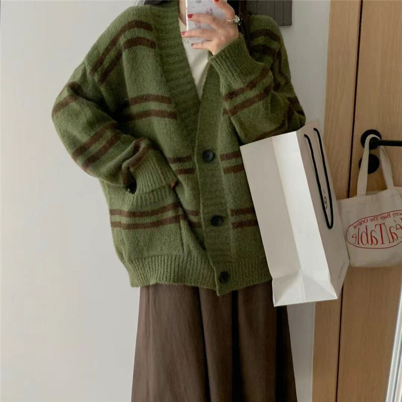 Damen Grobstrick Cardigan mit breitem Aufschlag und dekorativen Knopfdetails EB