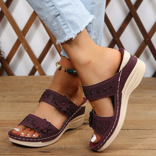 Damen Komfortable Wedge-Pantoletten mit floralem Dekor EB