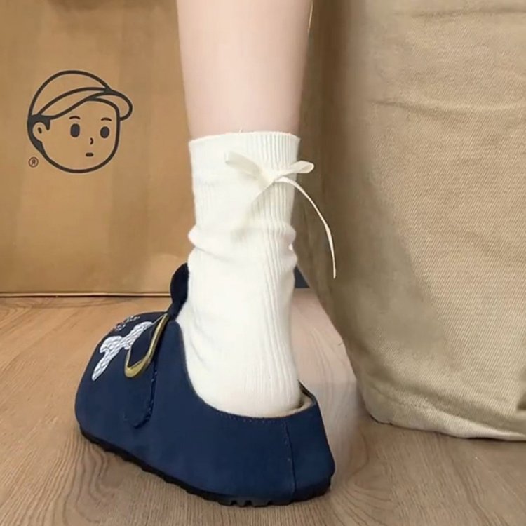 Damen Clogs mit stilvollem Schnallenverschluss und verspielten Applikationen EB