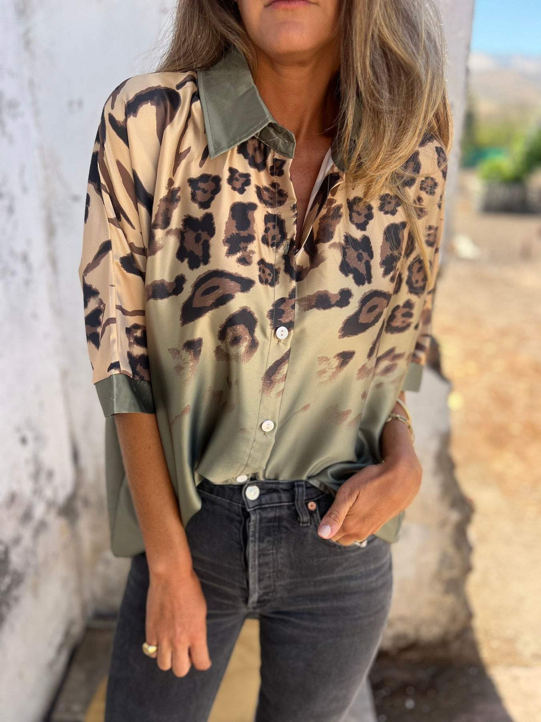 Damen Transparente Bluse mit animalischem Druck EB