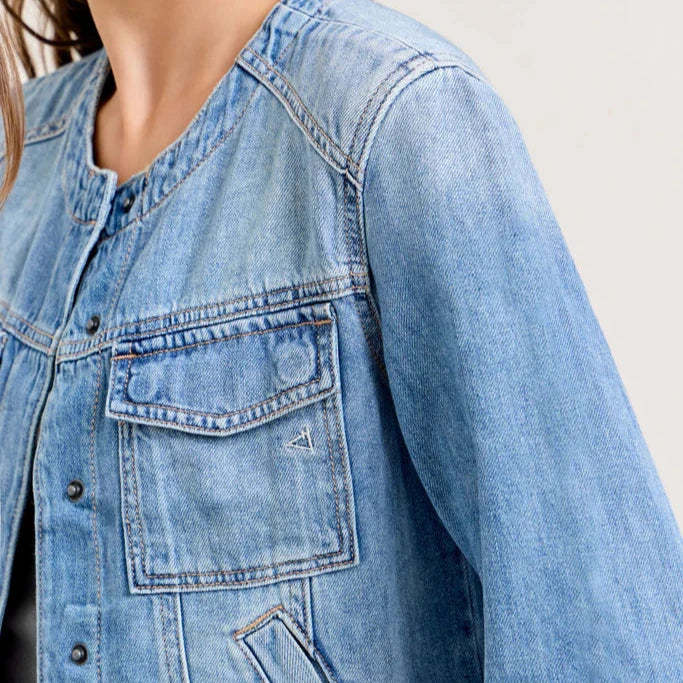 Damen Denim-Jeansjacke mit lässiger Passform und modernen Details EB