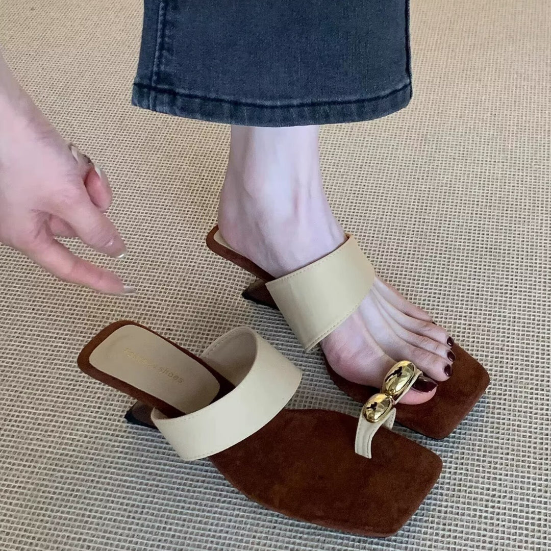 Damen Elegante Sandalen mit dekorativem Goldakzent und komfortablem Fußbett EB