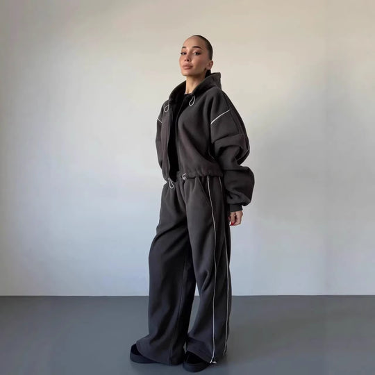 Damen gekürztes Zip-Hoodie mit Tunnelzug und hochgeschnittener weiter Fleece-Loungehose Eichborn Berlin