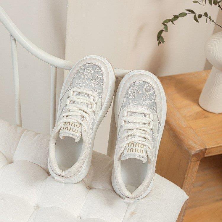 Damen Sneakers mit filigranem Blumenmotiv und gepolsterter Sohle EB