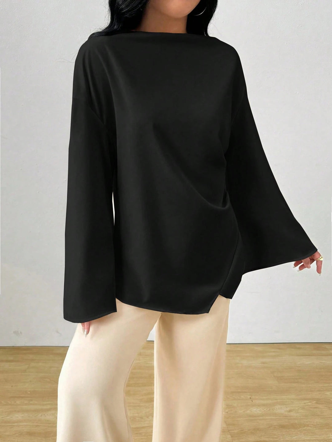 Damen nan oversized Satin-Tunika mit U-Boot-Ausschnitt und weiten Trompetenärmeln EB