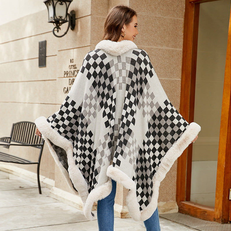 Damen eleganter Strickponcho mit luxuriösem Kunstfellbesatz und geometrischem Muster EB