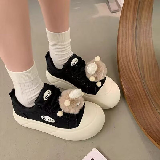 Damen Sneakers mit modischen Pompon-Applikationen und bequemer Sohle EB