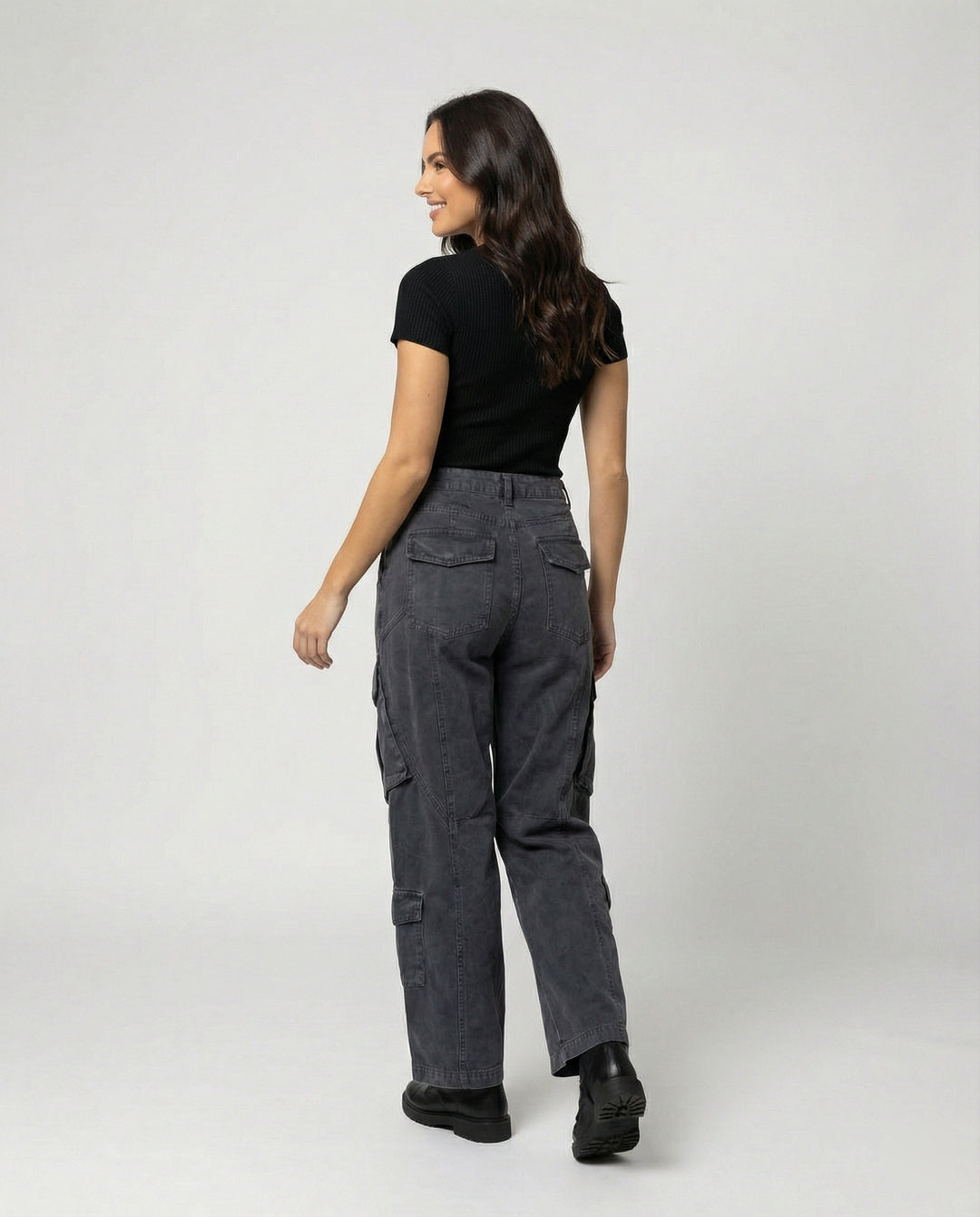 Damen weite Cargohose im Utility-Stil mit überlappenden Klappentaschen und markanter Nahtstruktur EB