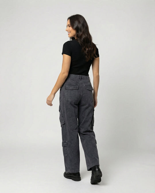 Damen weite Cargohose im Utility-Stil mit überlappenden Klappentaschen und markanter Nahtstruktur EB