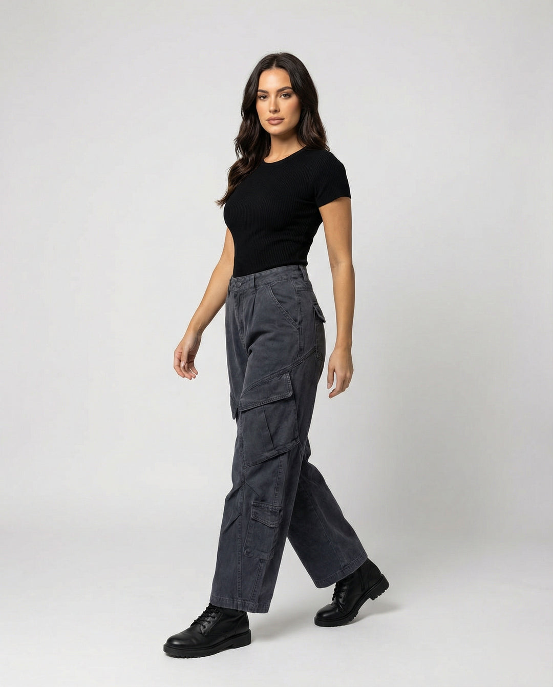 Damen weite Cargohose im Utility-Stil mit überlappenden Klappentaschen und markanter Nahtstruktur EB