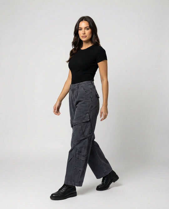 Damen weite Cargohose im Utility-Stil mit überlappenden Klappentaschen und markanter Nahtstruktur EB