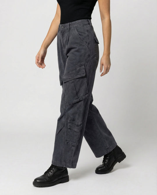 Damen weite Cargohose im Utility-Stil mit überlappenden Klappentaschen und markanter Nahtstruktur EB