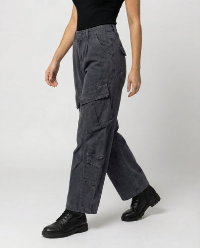 Damen weite Cargohose im Utility-Stil mit überlappenden Klappentaschen und markanter Nahtstruktur EB