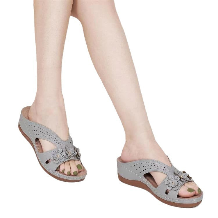 Damen Orthopädische Lederimitat-Pantolette mit Blumen‑Applikation und perforiertem Obermaterial EB