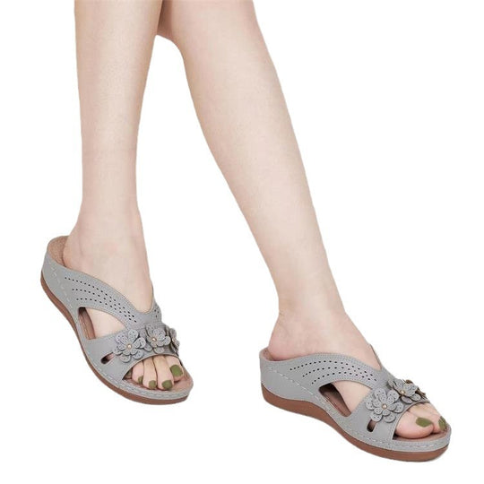 Damen Orthopädische Lederimitat-Pantolette mit Blumen‑Applikation und perforiertem Obermaterial EB