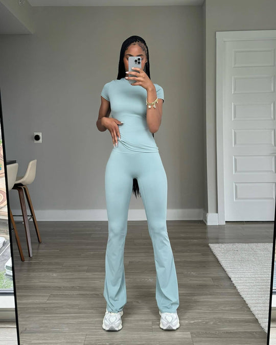 Damen Sportliches Set aus atmungsaktivem Oberteil und weit geschnittenen Leggings EB