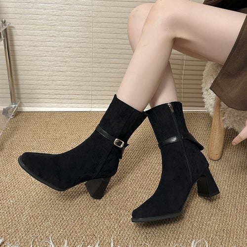 Damen nan halbhohe Stiefeletten mit spitzer Zehenpartie, seitlichem Reißverschluss, Ziergurt und komfortablem Blockabsatz EB