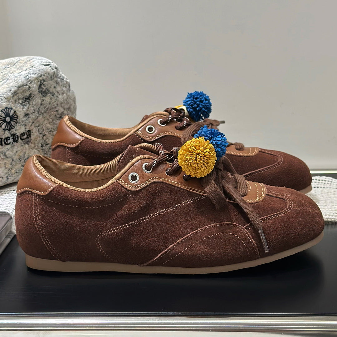 Damen Sportliche Sneaker mit dekorativen Pompons und flexiblem Schnürsystem EB